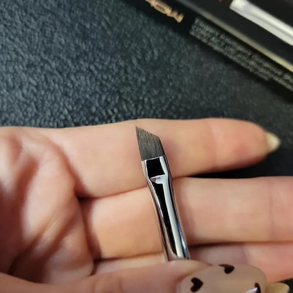 Eyeliner Brush Fine Angled Eigshow Pro Precision Eye Liner  Makeup Brush (E835) - Picture 7 of 9